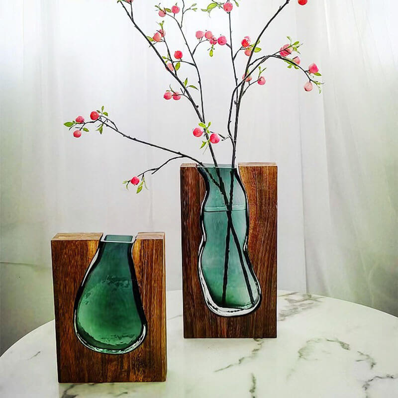 Vase en verre avec support en bois