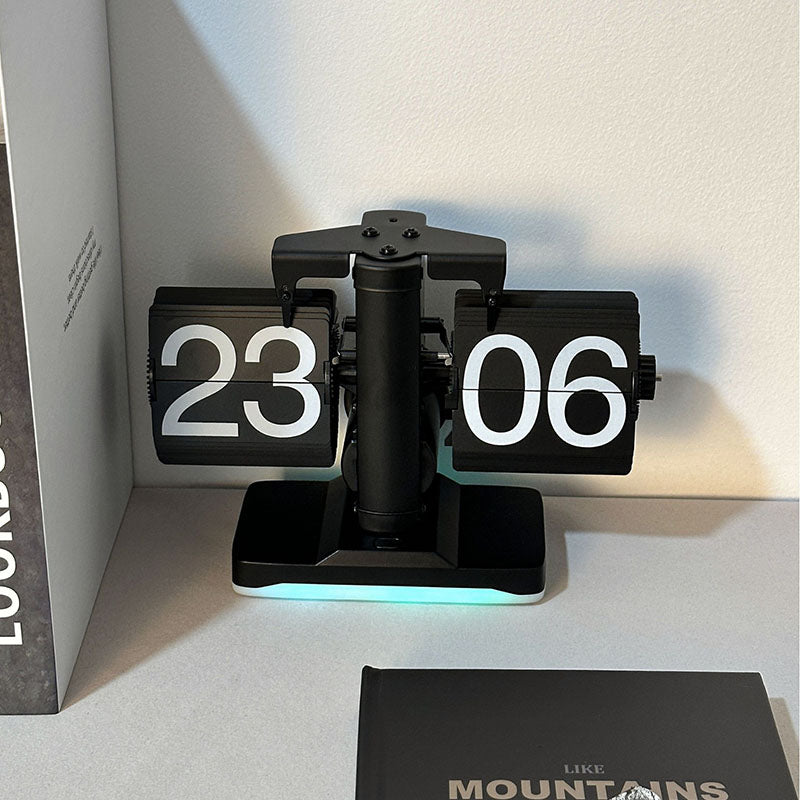 Uhr zum Umblättern aus Walnussholz